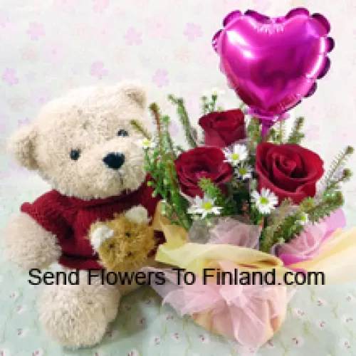 玻璃花瓶中的3朵红玫瑰，配以各种白色填充物，配有一只可爱的泰迪熊和一个心形气球