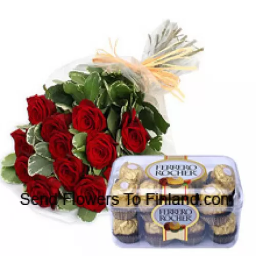 Boeket van 11 rode rozen met seizoensvullers samen met 16 stuks Ferrero Rochers