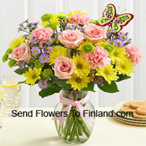 Розовые розы, розовые гвоздики и желтые герберы с сезонными наполнителями в стеклянной вазе - 25 стеблей и наполнители