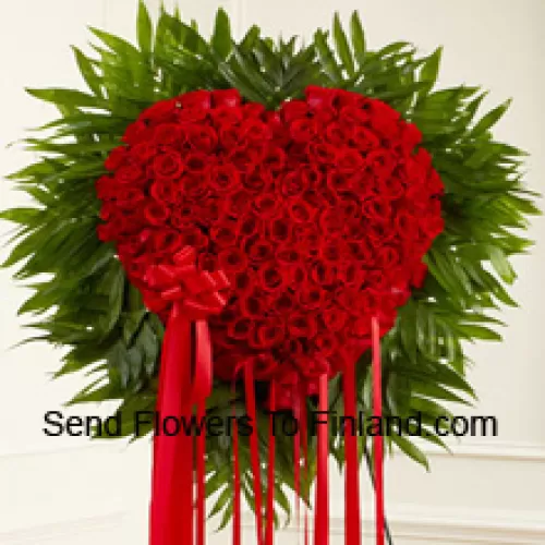Un bellissimo arrangiamento a forma di cuore di 101 rose rosse