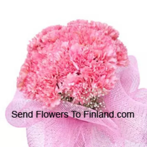Ein wunderschöner Strauß mit 25 rosa Nelken und saisonalen Füllern