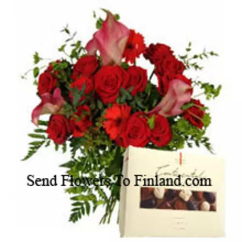Gerberas vermelhas e rosas vermelhas em um vaso junto com uma caixa de chocolate